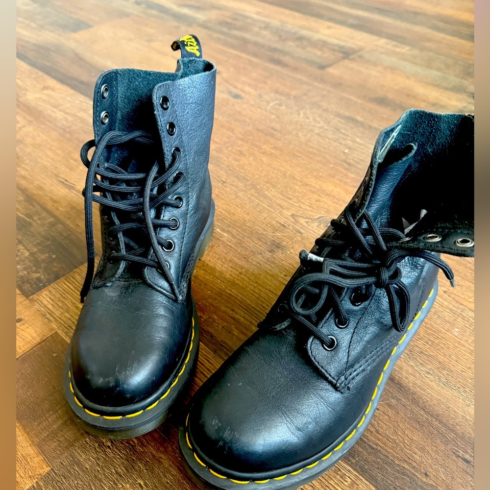 DR. MARTENS 1940 PASCAL BLACK LEATHER COMBAT BOOTS. Size 6
